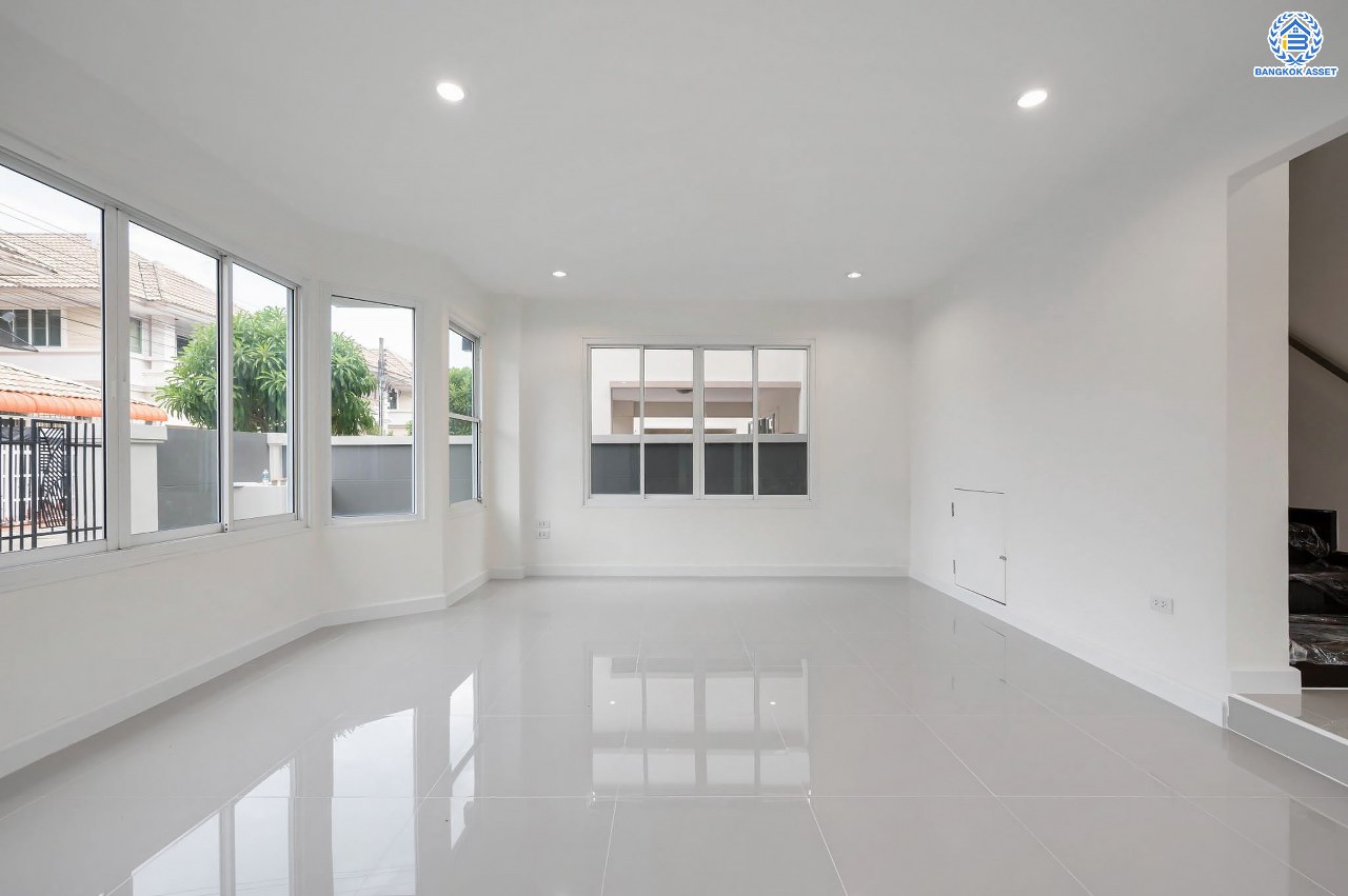 บ้านมือสองตกแต่งใหม่ โครงการ อรุณวดี พระราม5-รัตนาธิเบศร์ หลังมุม เนื้อที่ 50.4 ตร.ว. ฟังก์ชัน 3 ห้องนอน 2 ห้องน้ำ 1 ห้องอเนกประสงค์ จอดรถได้ 1 คัน บนทำเลทำเลศักยภาพ ติดถนนราชพฤกษ์ เชื่อมต่อทุกการเดินทาง ใกล้รถไฟฟ้าสายสีม่วง "สถานีบางรักใหญ่" และจุดขึ้นทางด่วน "ศรีรัช"